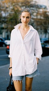เสื้อเชิ้ต-สีขาว-กางเกงยีนส์ขาสั้น-Paris-Fashion-Week-Spring-Summer-2012-Street-Style-Karin-Hansson