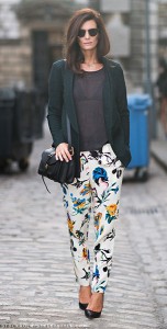 กางเกงลายดอก-สีขาว-Tibi-เสื้อยืดสีดำ-Acne-แจ็คเก็ตสีเขียว-Hofmann-Copenhagen-รองเท้า-Zara-กระเป๋า-Proenza-Schouler