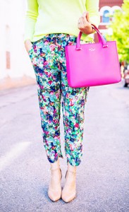 กางเกงลายดอกไม้-Anthro-สเว็ตเตอร์สีเขียวนีออน-BB-Dakota-รองเท้า-Seychelles-กระเป๋าสีชมพู-Kate-Spade