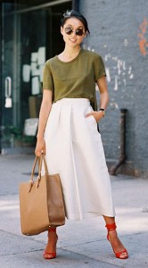 กางเกง-Culottes-สีขาว-เสื้อยืดเขียวทหาร-รองเท้าสีแดง