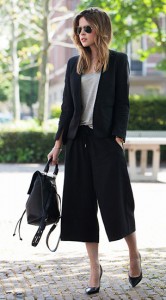 กางเกง-Culottes-สีดำ-HM-Trend-เสื้อสูท-HM-Trend-เสื้อยืดสีเทา-T-by-Alexander-Wang-รองเท้า-Zara-กระเป๋า-Topshop