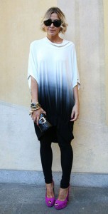 เสื้อยืดไล่เฉดสี-ขาวน้ำเงิน-กางเกงสีดำ-รองเท้าสีชมพู-Milan-Fashion-Week