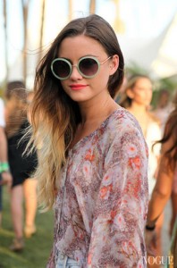 แว่นตากันแดด-กรอบกลมสีเขียวหยก-เสื้อลายดอกไม้-กางเกงยีนส์-Coachella-2013