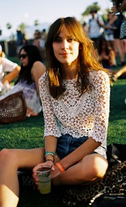 เสื้อลายลูกไม้สีขาว-กางเกงยีนส์ขาสั้น-Coachella-2013