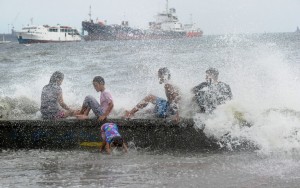 TOPSHOTS-PHILIPPINES-TAIWAN-WEATHER-TYPHOON