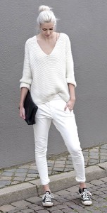 สเว็ตเตอร์สีขาว-Zara-กางเกงยีนส์สีขาว-Five-Units-รองเท้า-Converse-กระเป๋าคล้ทช์สีดำ-Everie-Cph