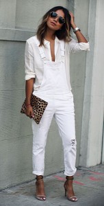 เสื้อเชิ้ตสีขาว-Paige-Denim-ชุดเอี๊ยมยีนส์สีขาว-Paige-Denim-รองเท้าส้นสูง-Isabel-Marant-คลัทช์ลายเสือดาว-Clare-Vivier