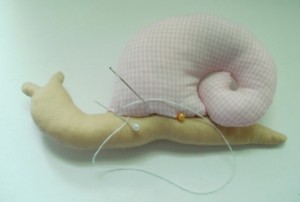 diy-snail-pillow-yenta4-08-600x405