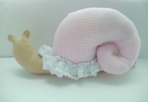 diy-snail-pillow-yenta4-10-600x413