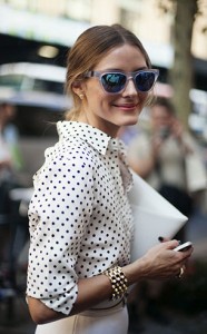 เสื้อ-Polka-Dot-สีขาวจุดดำ-กระโปรงสีขาว-Olivia-Palermo