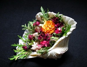 Cheerful_Roses_potpourri_with_rose_scented_pelargonium_leaves_in_oyster_shell