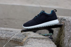 NIKE-ROSHE-RUN-BLACK-SUEDE-PERF-SWOOSH-2